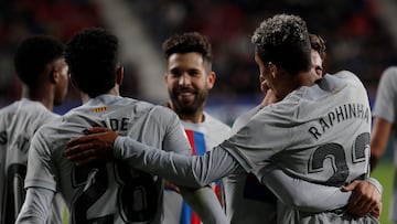 PAMPLONA, 08/11/2022.- El delantero del Barcelona Raphinha celebra con sus compañeros tras marcar el segundo gol ante Osasuna, durante el partido de Liga en Primera División que Osasuna y FC Barcelona disputan este martes en el estadio de El Sadar, en Pamplona. EFE/Villar López