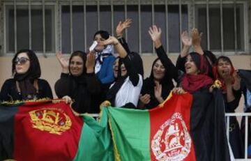 Los afganos celebran en Kabul junto a los jugadores de la selección la Copa de la Federación Sudasiática de Fútbol tras ganar a la India.