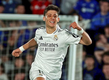 0-1. Arda Güler celebra el primer tanto con sus compañeros de equipo.