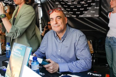 El periodista y escritor Xavier Bosch, durante la firma de uno de sus ejemplares.