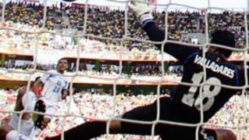 <b>ÚNICO GOL. </b>Este despeje de Mendoza que golpeó en Beausejour supuso el único gol en la importante victoria de Chile ayer.
