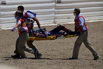 Miguel Oliveira es retirado en camilla tras su acciddente. 