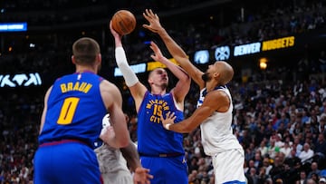 Rudy Gobert intenta taponar a Nikola Jokic durante el segundo partido del Nuggets-Timberwolves.