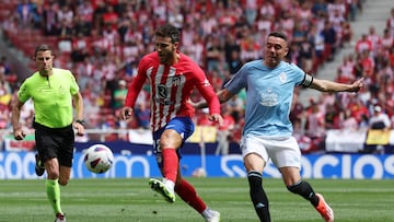 Mario Hermoso golpea el balón ante Iago Aspas durante el último encuentro disputado por el Atlético de Madrid y el Celta en el estadio Metropolitano.