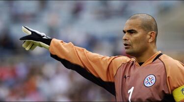 Uno de los máximos referentes del fútbol paraguayo, José Luis Chilavert (Luque, Paraguay, 27 de julio de 1965), es uno de los porteros más reconocidos de la historia. Es recordado por ser el segundo portero más goleador de todos los tiempos, con 62 goles en su carrera. Brilló con Vélez Sarsfield.