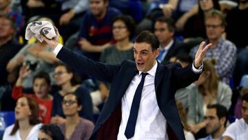 GRA730. BARCELONA, 11/05/2017.- El entrenador del FC Barcelona Lassa, el griego Georgioos Bartzokas, durante el partido correspondiente a la trigésimo tercera jornada de la Liga Endesa de baloncesto, disputado esta tarde en el Palau Blaugrana. EFE/Toni Albir