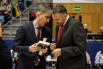 Moncho Fernández (Monbus Obradoiro) ha regalado dos libros: Números y logos, de Paolo Zellini, y Do tempo e dos astros, de Antón Fraguas. Jota Cuspinera (Montakit Fuenlabrada) entregó Leonardo da Vinci: la biografía, de Walter Isaacson.