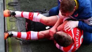 El lateral Debuchy se lesionó el hombro y estará tres meses lejos de los terrenos de juego.