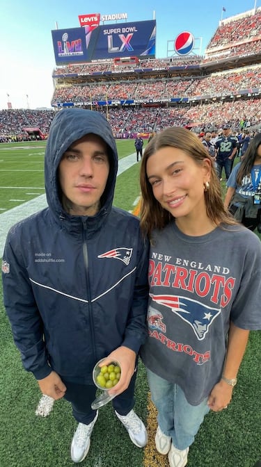 Justin Bieber muestra su apoyo por los New England Patriots junto con su esposa en el Super Bowl LX.