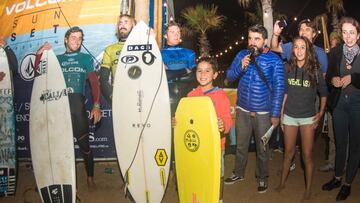 Reñaca despidió el verano con notable show de surf nocturno