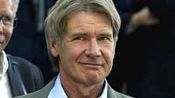 <b>FÚTBOL Y CINE</B>. Harrison Ford ha posado con la primera camiseta del Atlético, con el nombre del actor y el número 12.