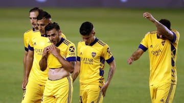 Argentina&#039;s Boca Juniors footballers leave the field at end the half time during their Argentina First Division 2020 football match against Argentina&#039;s Lanus, at the Nestor Diaz Perez stadium, in Lanus, Buenos Aires province, Argentina, on October 31, 2020, amid the new coronavirus pandemic. (Photo by ALEJANDRO PAGNI / POOL ARGRA / AFP)