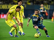 VILLARREAL (CASTELLÓN), 09/02/2026.- El centrocampista británico del Espanyol Tyrhys Dolan (d) centra el balón junto a Álvaro Mouriño (i), del Villarreal, durante el partido de la jornada 23 de LaLiga que Villarreal CF y RCD Espanyol disputan este lunes en el estadio de La Cerámica. EFE/Andreu Esteban