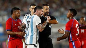 Soccer Football - International Friendly - Argentina v Panama - Estadio Monumental, Buenos Aires, Argentina - March 23, 2023 Argentina's Rodrigo De Paul clashes with Panama's Kevin Galvan REUTERS/Agustin Marcarian