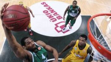 Tremmell Darden encara el aro en un partido del Top-16 ante el Alba Berl&iacute;n.