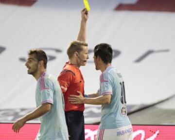 El arbitro Hernández Hernández mostró la tarjeta amarilla a Nolito.