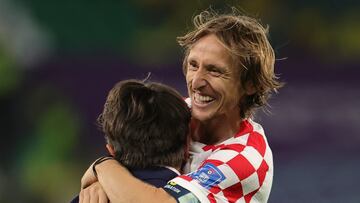 Doha (Qatar), 09/12/2022.- Head coach Zlatko Dalic (L) of Croatia and his player Luka Modric celebrate after winning the FIFA World Cup 2022 quarter final soccer match between Croatia and Brazil at Education City Stadium in Doha, Qatar, 09 December 2022. (Mundial de Fútbol, Brasil, Croacia, Catar) EFE/EPA/Friedemann Vogel
