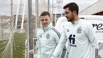 Sergio Gómez guiña el ojo antes de un entrenamiento de la Selección Sub-21.