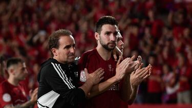 Jagoba Arrasate, consolando a Moncayola tras perder la Copa.