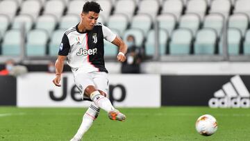 Cristiano Ronaldo marca, de penalti, el primer de sus dos goles en la victoria de la Juventus el lunes ante el Lazio.