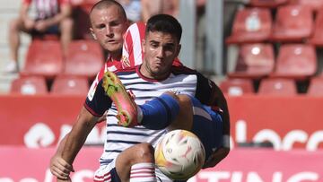 Sim&oacute;n protege el bal&oacute;n ante la presencia de Kravets.