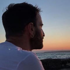 Las vacaciones de Dani Rovira en Formentera rodeado de amigos y de una misteriosa mujer