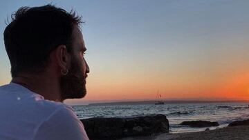 Las vacaciones de Dani Rovira en Formentera rodeado de amigos y de una misteriosa mujer