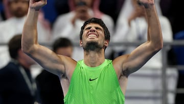Carlos Alcaraz celebra su victoria contra Andrey Rublev en Doha.