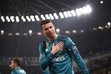 Hubo una época en el que los portugueses dominaban las alineaciones del Real Madrid. Y es que hasta 5 jugadores lusos han vestido la camiseta blanca, 4 de ellos coincidieron en la misma época. Cristiano Ronaldo, Pepe, Coentrao y Carvalho. De hecho, era muy habitual que jugaran de inicio los partidos, monopolizando la alineación blanca. Sin duda, Cristiano Ronaldo es uno de los jugadores históricos del Real Madrid, por ser el máximo goleador y conquistar 16 títulos. Por su parte, Carlos Alberto fue el primer portugués en llegar, jugó 2 temporadas en el equipo (1995 hasta 1997). Otra leyenda portuguesa fue Luis Figo, tras su traspaso del Barcelona, quien conquistó 7 títulos.