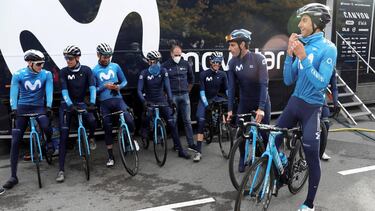 IRUN (GIPUZKOA), 18/10/2020.- Ciclistas del equipo Movistar Team se disponen a entrenar este domingo en la localidad guipuzcoana de Irun, donde comienza el próximo martes la edición de este año de la vuelta ciclista a España. EFE/Kiko Huesca