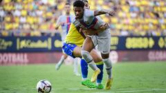 El centrocampista del Cádiz Ivan Alejo lucha por el balón con el defensor del Barcelona Alejandro Balde.