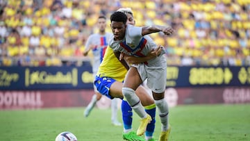 El centrocampista del Cádiz Ivan Alejo lucha por el balón con el defensor del Barcelona Alejandro Balde.