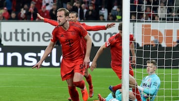 AUGSBURG (Germany), 04/04/2025.- Harry Kane of Bayern (L) celebrates scoring the 1-2 goal during the German Bundesliga soccer match between FC Augsburg and FC Bayern Munich in Augsburg, Germany, 04 April 2025. (Alemania) EFE/EPA/RONALD WITTEK CONDITIONS - ATTENTION: The DFL regulations prohibit any use of photographs as image sequences and/or quasi-video.