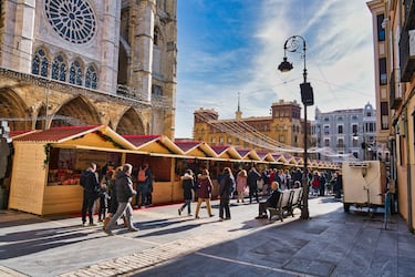 La imponente Catedral de León da cobijo a las casetas del mercado navideño. En ellas encontraremos artículos decorativos y festivos además de artesanía. Además, realizan diferentes actividades infantiles como cuentacuentos navideños, espectáculos de títeres y shows de magia con participación del público. Abierto desde el 27 de noviembre hasta el 6 de enero de 2026. Horarios: de 11.00 a 22.30 (los días 24 y 31 de diciembre cierran antes). 