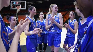 Las jugadoras del Perfumer&iacute;as Avenida celebran su pase a semifinales de la Copa de la Reina 2021.