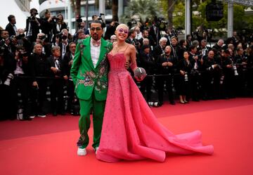Samuel Sohebi y Lana Scolaro posando para los fotógrafos al llegar al estreno de la película 'Killers of the Flower Moon' en el 76º festival internacional de cine de Cannes.