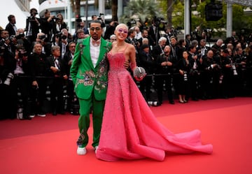 Samuel Sohebi y Lana Scolaro posando para los fotógrafos al llegar al estreno de la película 'Killers of the Flower Moon' en el 76º festival internacional de cine de Cannes.