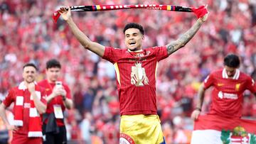 LIVERPOOL (United Kingdom), 27/04/2025.- Liverpool player Luis Diaz celebrates in front of fans after the English Premier League soccer match between Liverpool FC and Tottenham Hotspur, in Liverpool, Britain, 27 April 2025. Liverpool won 5-1 to win their 20th English league title. (Reino Unido) EFE/EPA/ADAM VAUGHAN EDITORIAL USE ONLY. No use with unauthorized audio, video, data, fixture lists, club/league logos, 'live' services or NFTs. Online in-match use limited to 120 images, no video emulation. No use in betting, games or single club/league/player publications.