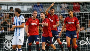 Catena celebra con sus compañeros su segundo gol.