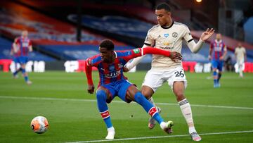 16 July 2020, England, London: Crystal Palace&#039;s Wilfried Zaha (L) and Manchester United&#039;s Mason Greenwood battle for the ball during the English Premier League soccer match between Crystal Palace and Manchester United at Selhurst Park. Photo: Pe