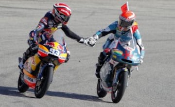 Corrió con la Derbi RSA 125. Ganó su primer mundial en 125cc el 7 de noviembre en el Gran Premio de Valencia. En la imagen, Nico Terol felicita a Márquez.