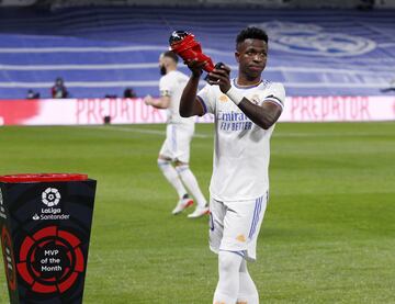 Vinicius Junior con el trofeo MVP de LaLiga Santander del mes de noviembre.