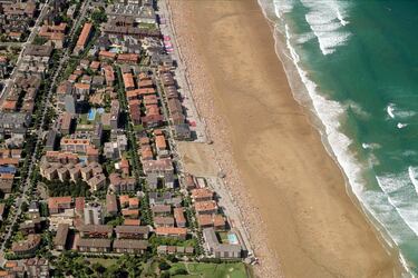 La Playa de Zarautz es la más extensa del País Vasco, con más de 2,5 kilómetros de arena dorada que se abren al mar Cantábrico. Famosa por sus olas y su vibrante ambiente surfero, es conocida como la “capital del surf en Gipuzkoa”. Su paseo marítimo está lleno de vida, con bares, restaurantes y coloridos toldos que le dan un aire único.

Además de ser un paraíso para surfistas de todos los niveles, ofrece actividades como pesca, buceo, piragüismo y conciertos al aire libre. Es un destino ideal tanto para quienes buscan adrenalina como para quienes prefieren relajarse frente al mar.