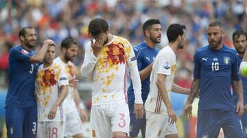 El 27 de junio, en el Stade de France de Saint-Denis, el equipo español se enfrentó en octavos de final a Italia, que se impuso por 2-0 con goles de Giorgio Chiellini en el primer tiempo y Graziano Pellè en el tiempo de descuento de la segunda parte. España se quedaba por lo tanto fuera del torneo. Otro duro golpe para el central del Barcelona en su trayectoria con la selección española de fútbol. 