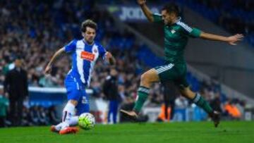 Ceballos trata de robar un balón a Víctor Sánchez.