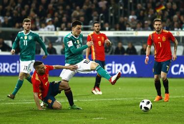 Mesut Ozil y Jordi Alba.