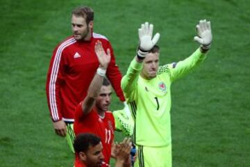 Danny Ward, Gareth Bale y Wayne Hennessey celebran la victoria ante Rusia.