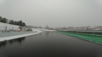 Montmeló despertó nevado en el tercer día de test de F1
