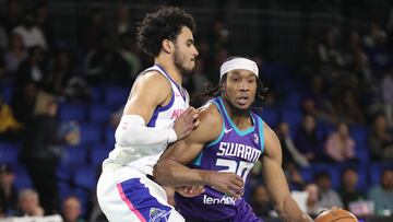 Xavier Sneed y Skylar Mays disputan la pelota en el partido entre Capitanes CDMX y Greensboro Swarm en la NBA G League.