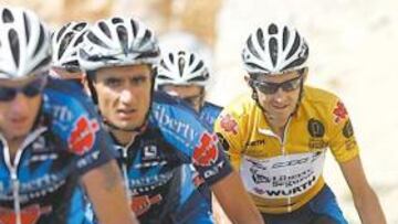 <b>AVISPADOS. </b>Roberto Heras y el equipo Liberty rodaron muy concentrados toda la etapa.